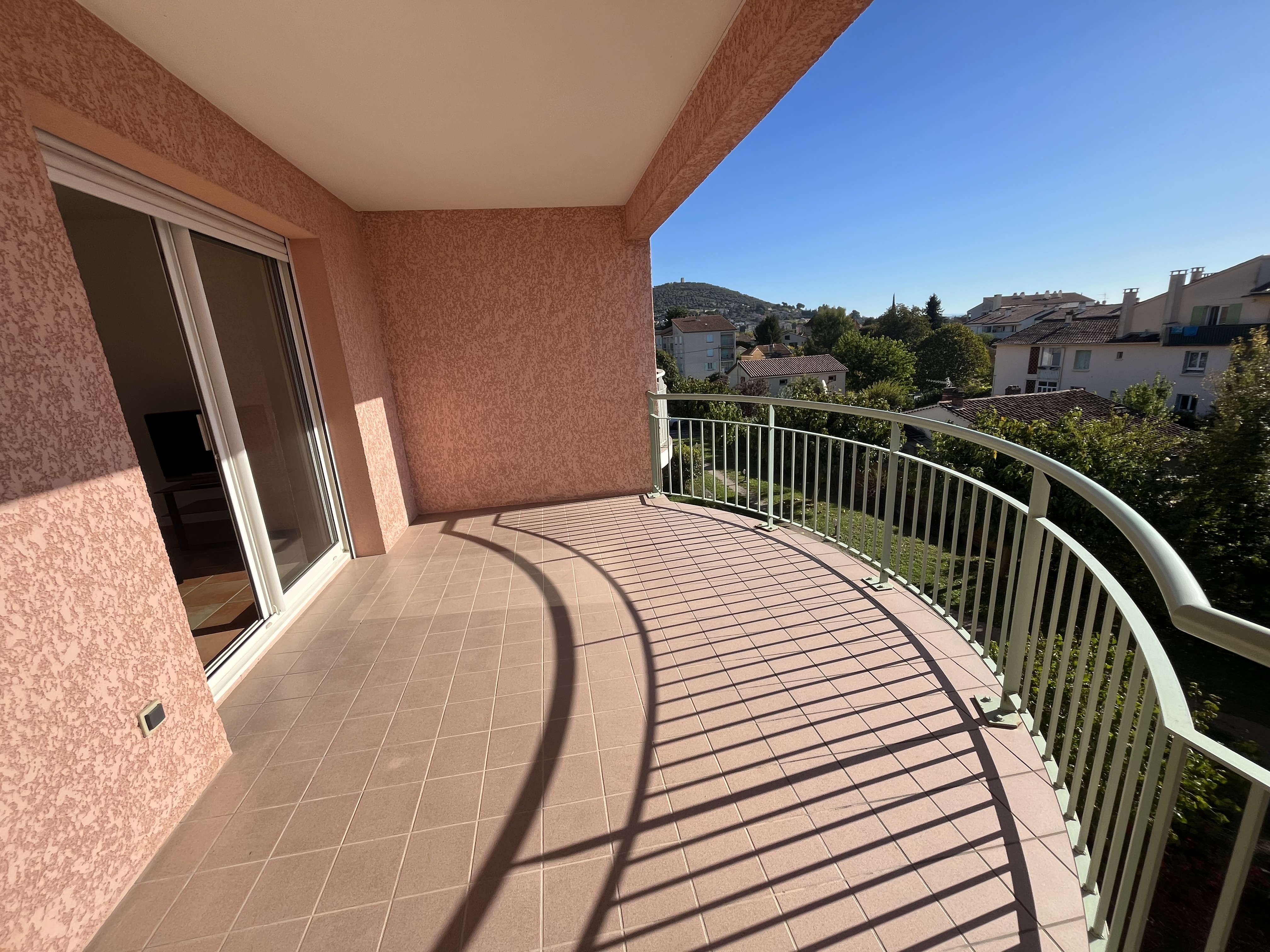 Appartement T3 meublé avec terrasse et garage