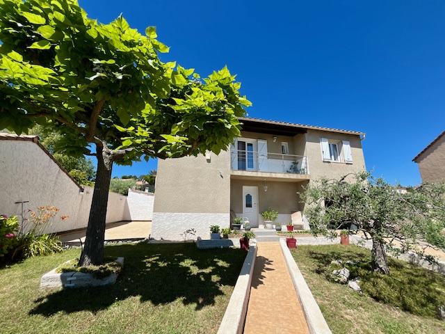 Villa T5 avec Garage et Piscine