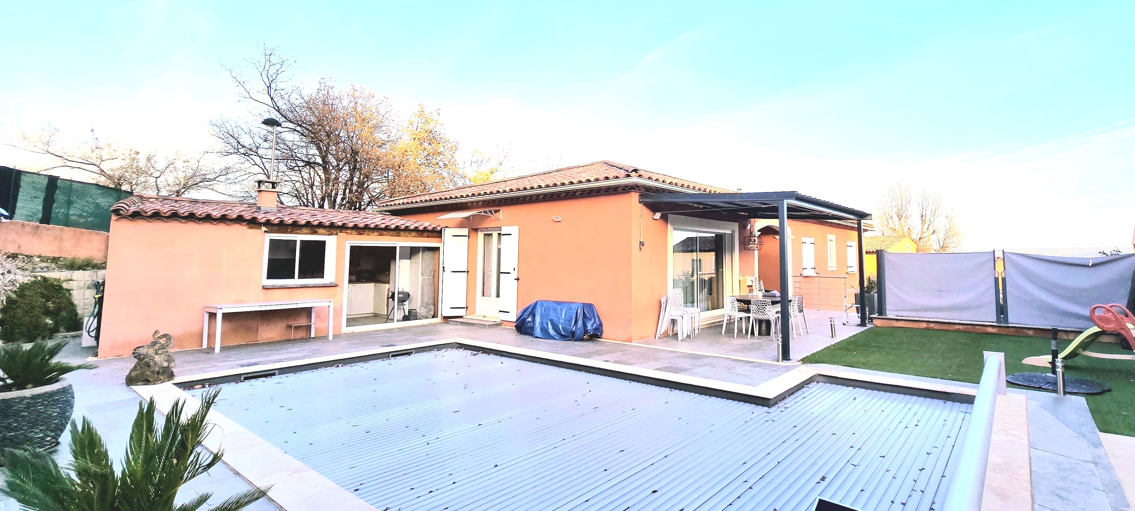 Maison avec dépendance et piscine